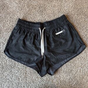 Vuori Clementine 2.0 Black Camo Women's Shorts size small
